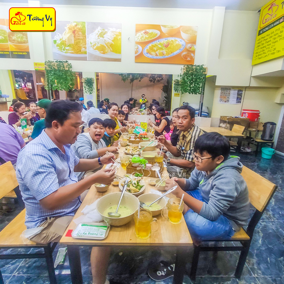 Đặt bàn tiệc liên hoan tại Cơm Gà Tường Vy