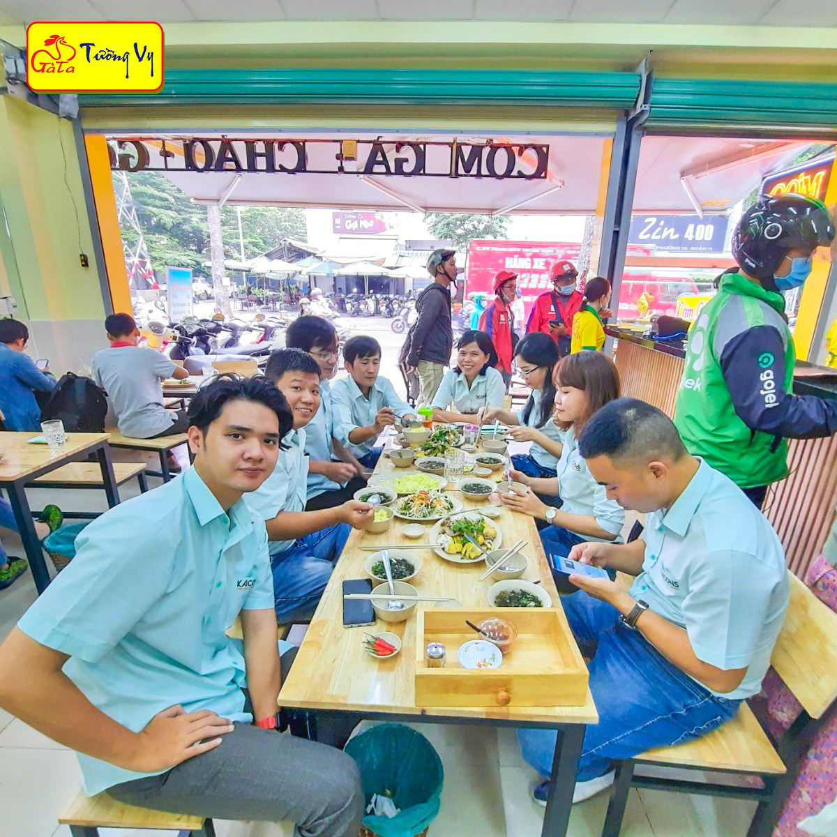 Đặt bàn tiệc liên hoan tại Cơm Gà Tường Vy