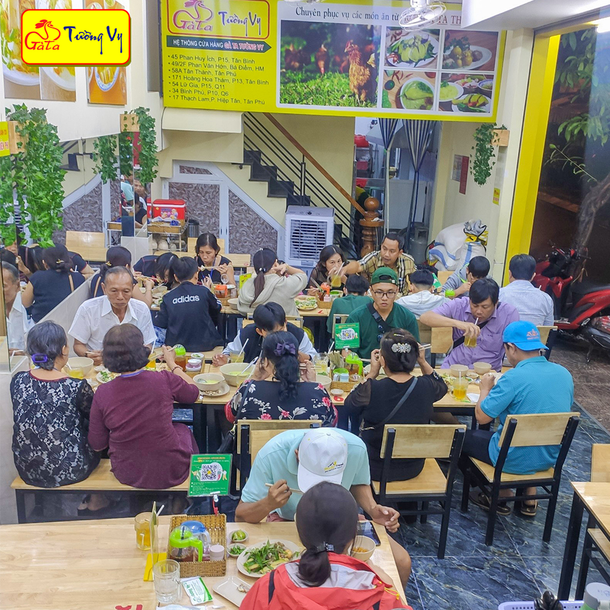 Đặt bàn tiệc liên hoan tại Cơm Gà Tường Vy