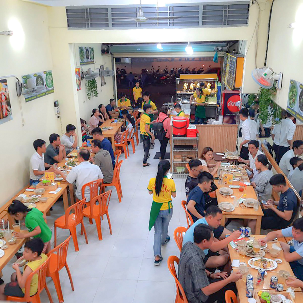 Đặt bàn tiệc liên hoan tại Cơm Gà Tường Vy