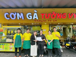 Bảng hiệu Cơm Gà Tường Vy